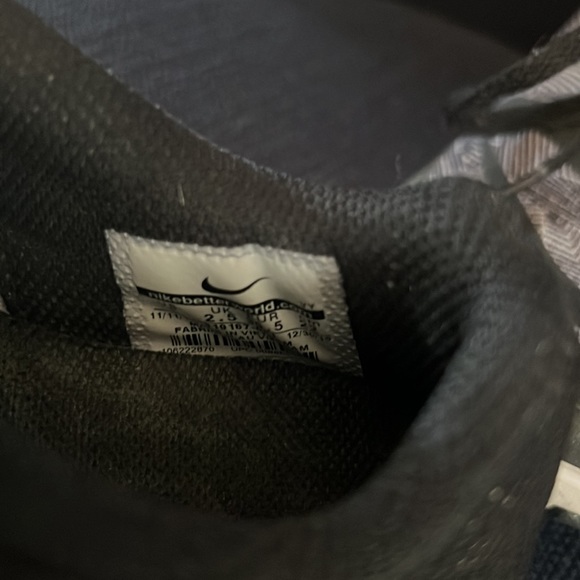 Nike running shoes in excellent condition. - Picture 3 of 4